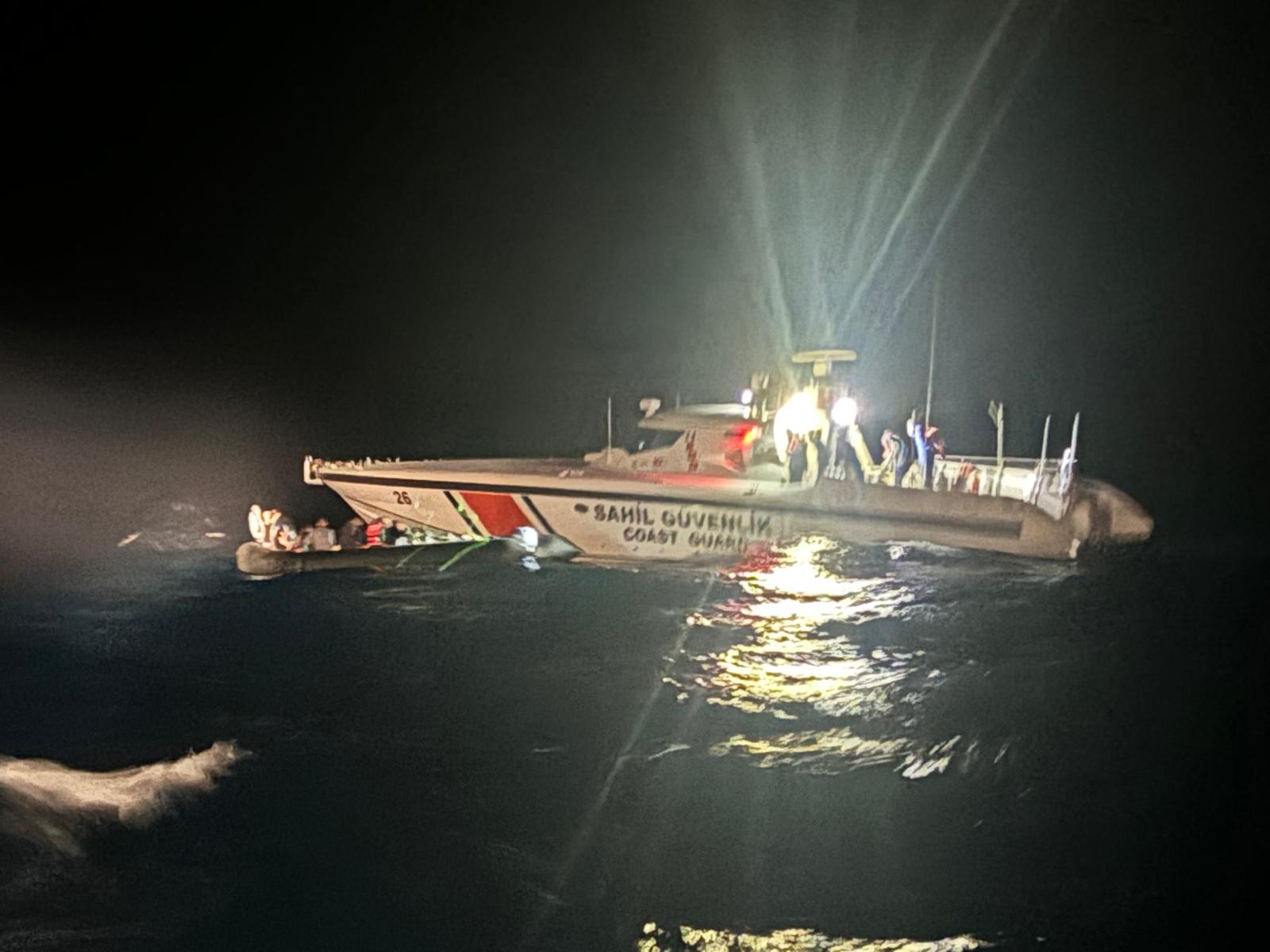 Bodrum'da Sahil Güvenlik, Lastik Bot İçinde 25 Düzensiz Göçmeni Yakaladı