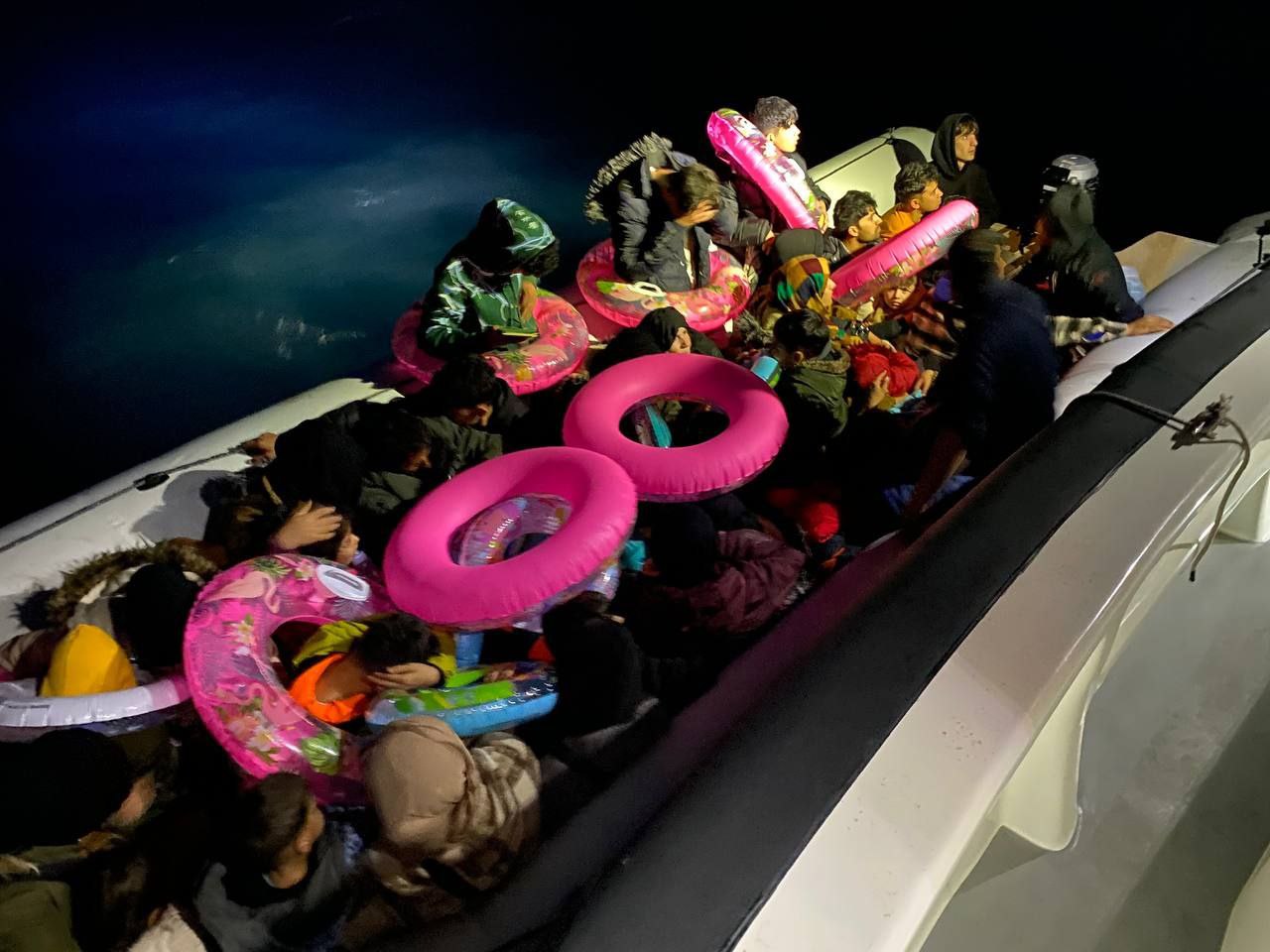 Ayvalık'ta Sahil Güvenlik ekipleri düzensiz göçmenleri yakaladı.