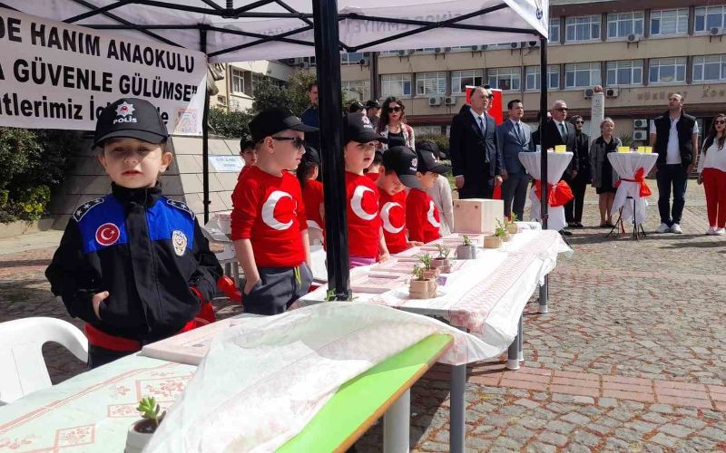 Sinop'ta minik öğrenciler polislerle birlikte hayata güvenle gülümse projesine imza attı
