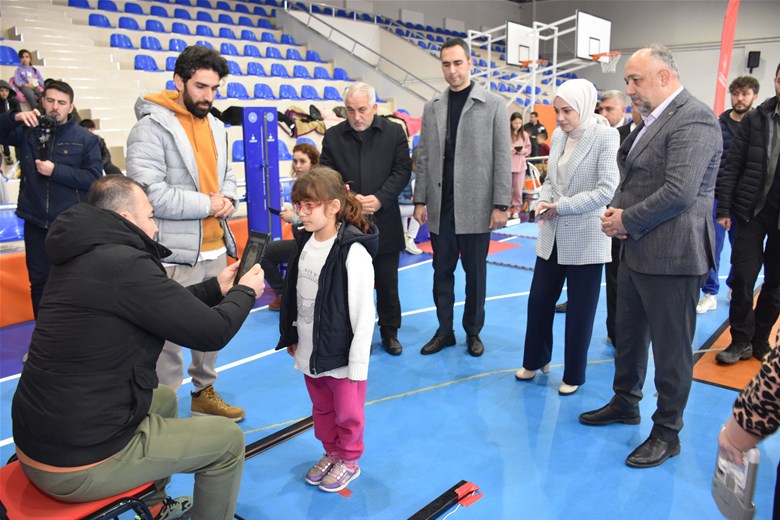 Sinanpaşa Kapalı Spor Salonunda Türkiye Sportif Yetenek Taraması ve Spora Yönlendirme Programı düzenlendi.