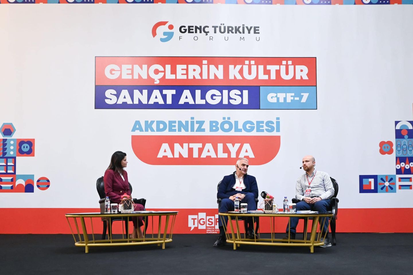Türkiye Gençlik STK'ları Platformu, Antalya'da 7. Genç Türkiye Forumu düzenledi. Bakan Ersoy da gençlerle bir araya geldi.