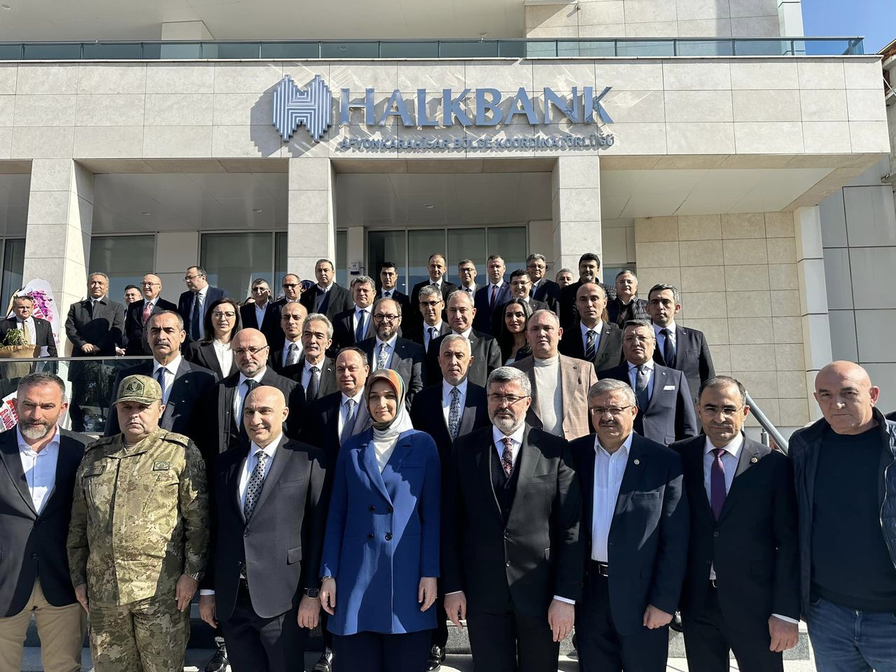 Afyonkarahisar'da hizmete açılan Halk Bankası Bölge Müdürlüğü, şehrin finansal altyapısını güçlendiriyor.