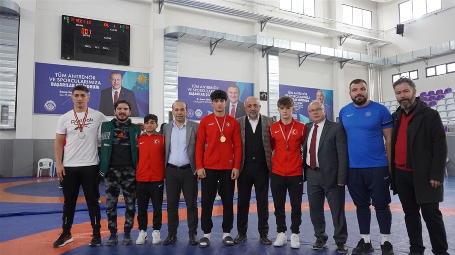 U17 Serbest Güreş Türkiye Şampiyonası 800'den fazla güreşçinin katılımıyla sona erdi