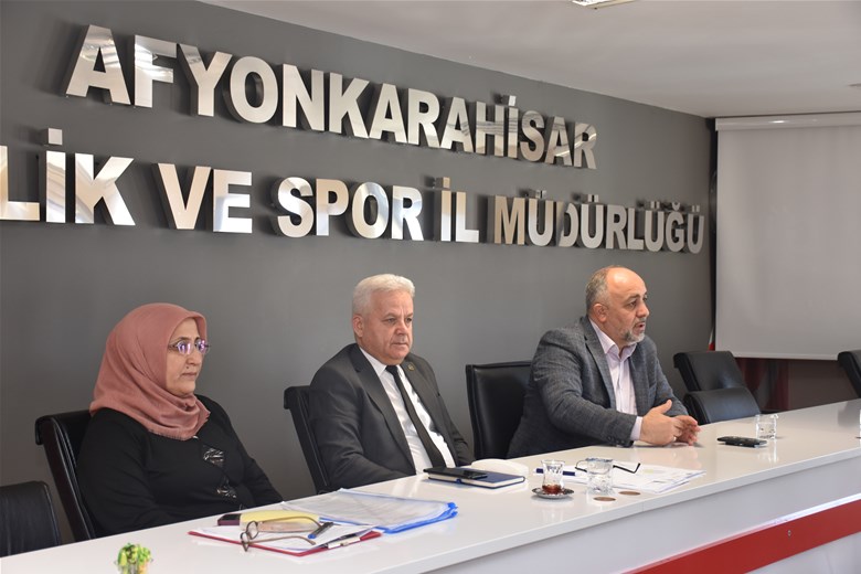 Afyonkarahisar'da Gençlik ve Spor İl Müdürü İsmail Hakkı Kasapoğlu başkanlığında toplantı yapıldı, yurtlarda verimlilik artırılacak.