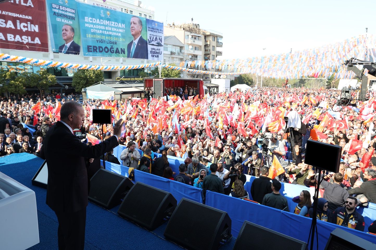 Erdoğan, Manisa'da coşkuyla karşılandı ve politikalarını paylaştı