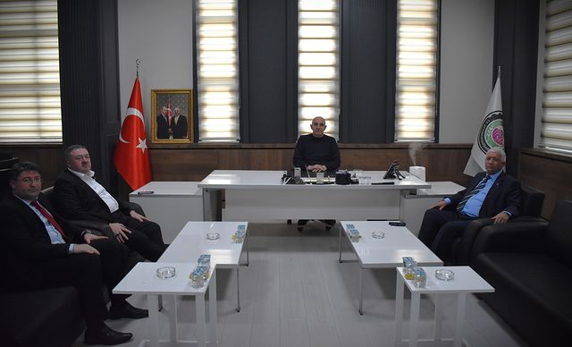 Afyonkarahisar AK Parti İl Başkanı Hüseyin Sezen, Ticaret Borsası'nı ziyaret etti ve ticaret faaliyetleri üzerine görüş alışverişinde bulundu.