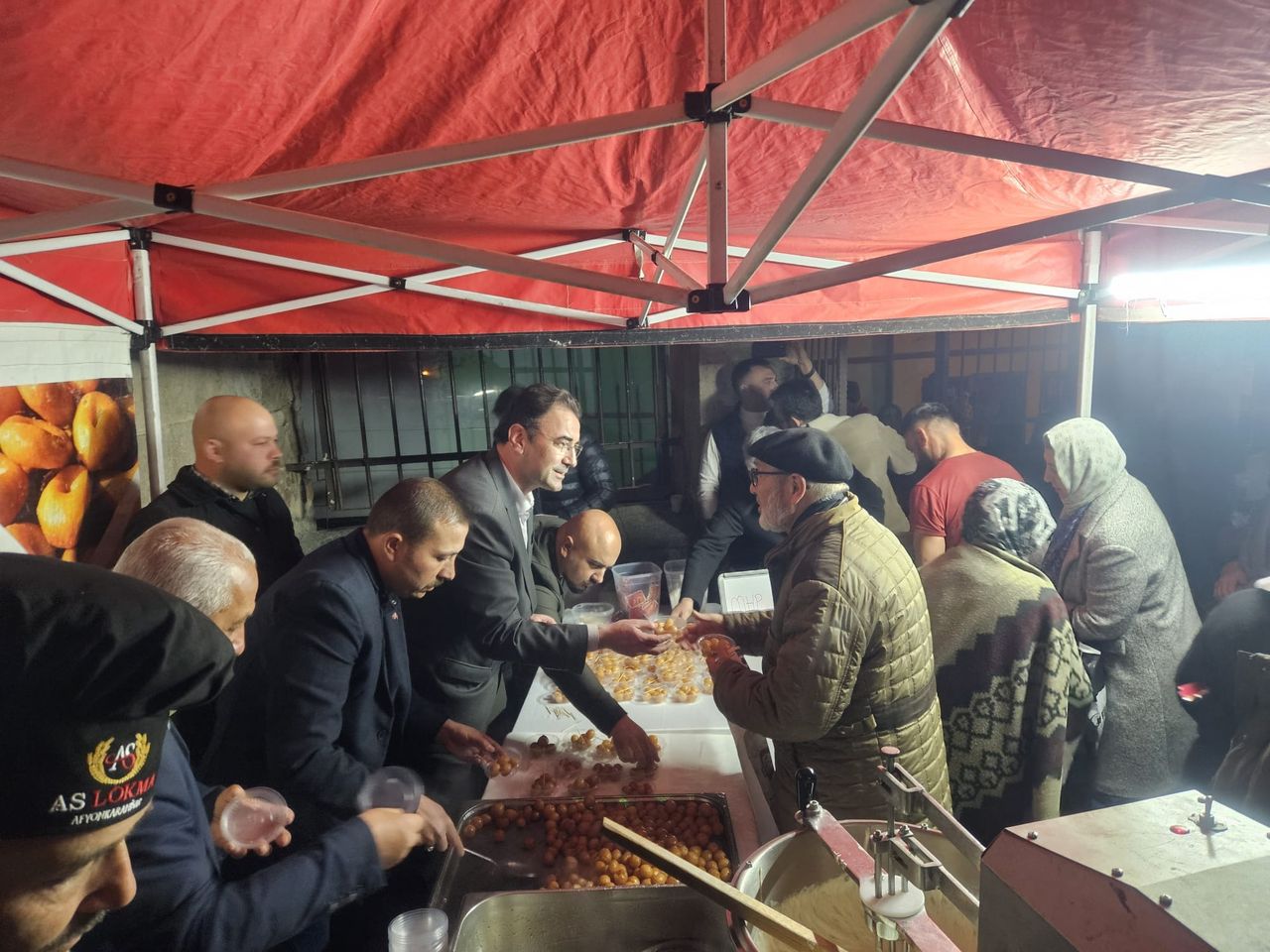 MHP'nin Afyonkarahisar Belediye Başkan adayı Sezer Küçükkurt, vatandaşlara lokma dağıttı.