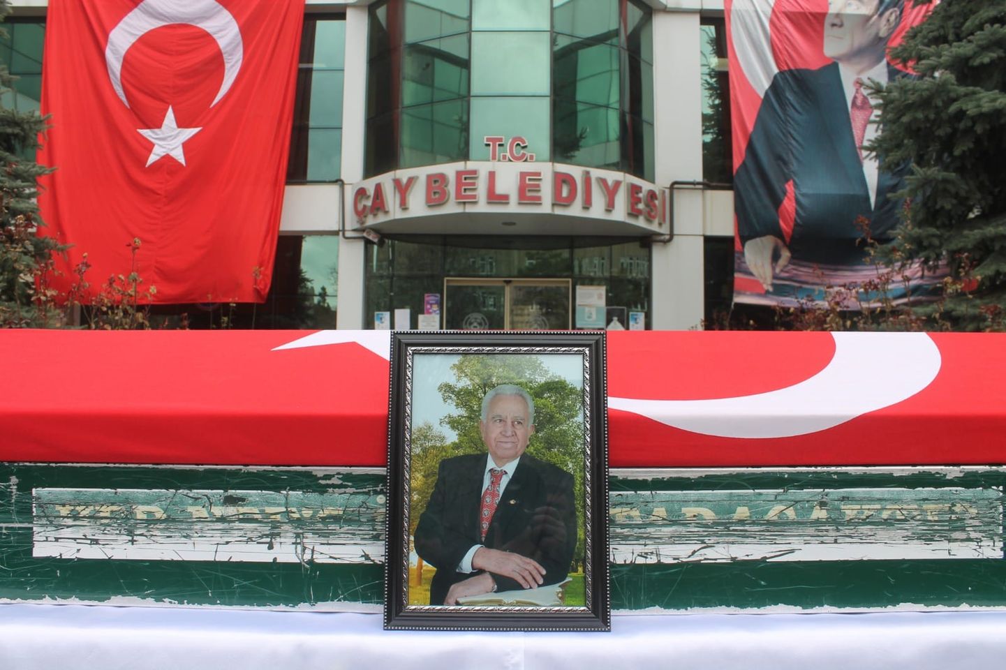 İyi Parti Milletvekili Hakan Şeref Olgun, Yaşar Çengel'in Cenaze Töreninde Hazır Bulundu