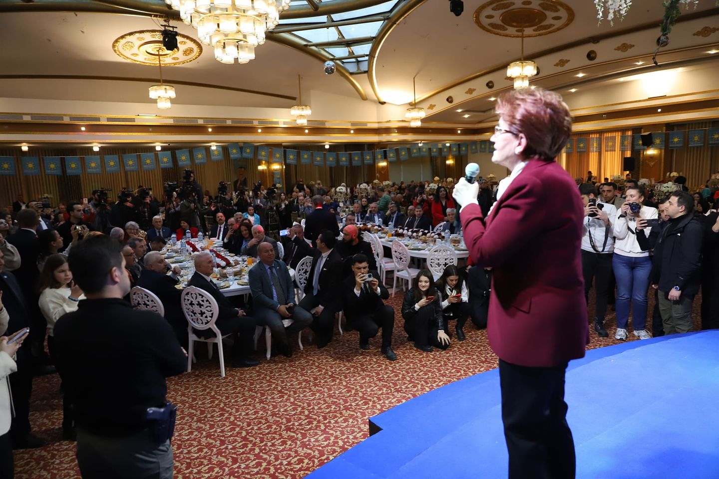 İYİ Parti Milletvekili Hakan Şeref Olgun, Ramazan coşkusunu Bursa'da yaşadı ve yerel seçim adaylarına destek verdi.
