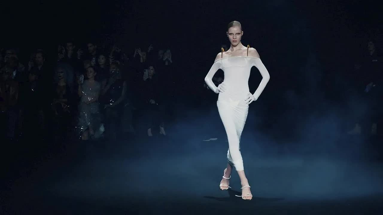 Mugler, Paris Moda Haftası'nda 2024/2025 Sonbahar Kış koleksiyonunu sergiledi