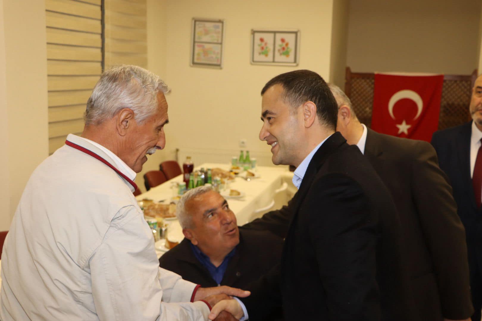 Kaymakam Osman Bilici ve Aile ve Sosyal Hizmetler İl Müdürü Bilal Erdoğan, Yaşlılar Haftası'nda huzurevinde yaşlılarla iftar yemeği düzenledi.