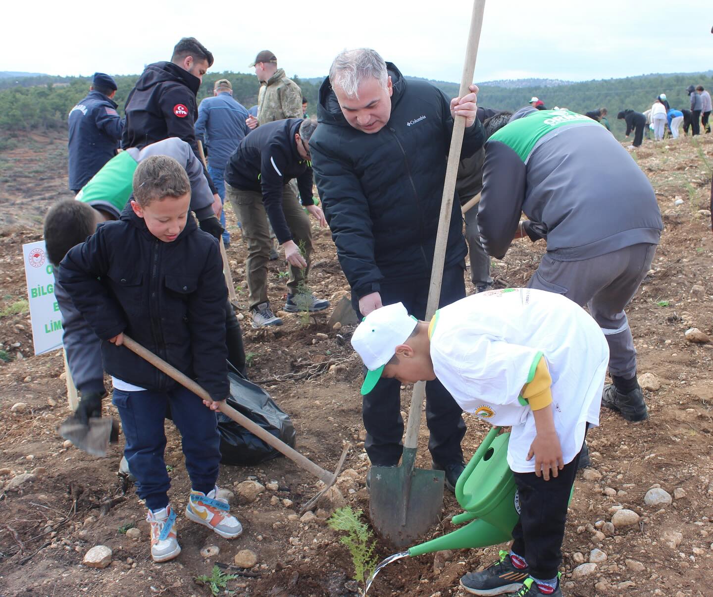 Kaymakamımız Kemal Duru, Pınarlı Köyü'nde fidan dikim etkinliğine katıldı.