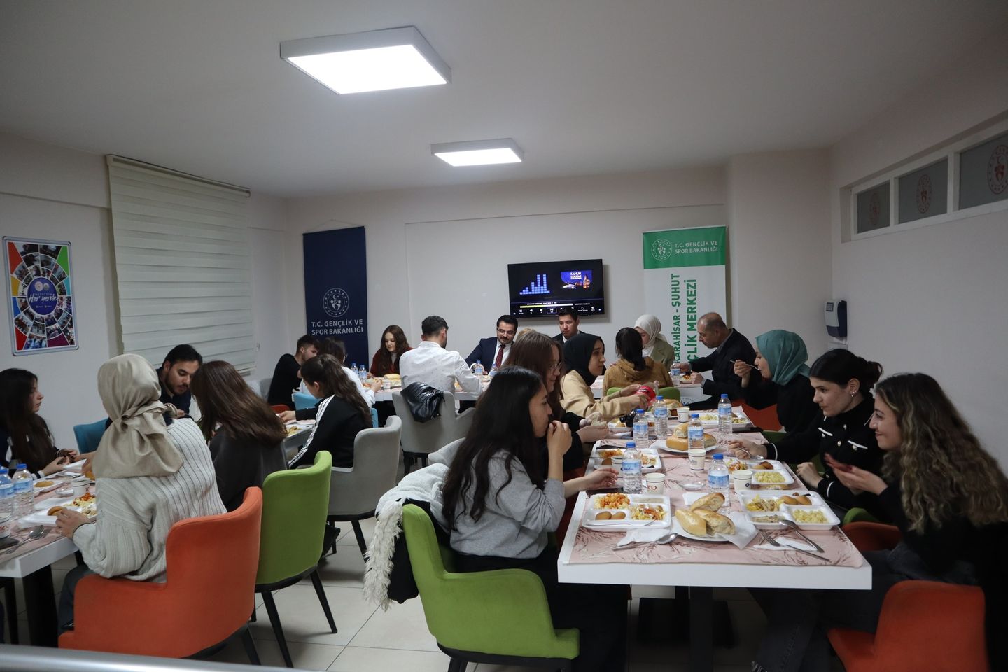 Şuhut'ta Gençlik Merkezi, Kaymakam ile Gençlerle İftar Programı Düzenledi